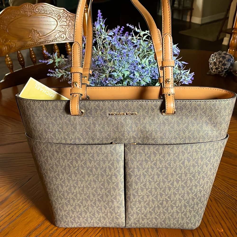 NWT Micheal Kors Bedford Style Pocket Tote Purse